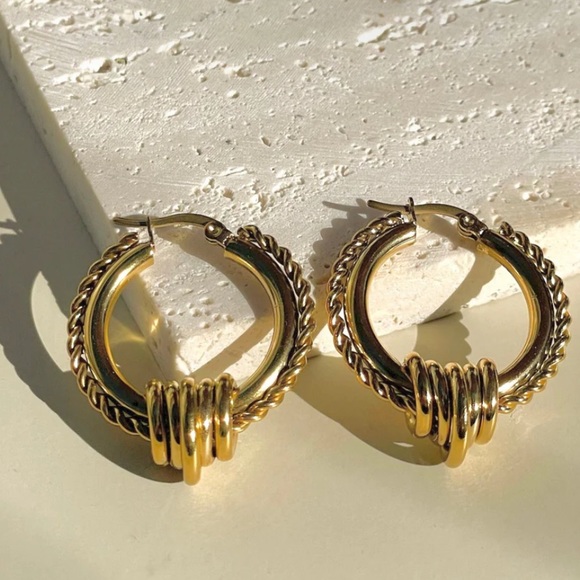 Waterproof croissant twist rope earrings - Picture 3 of 4